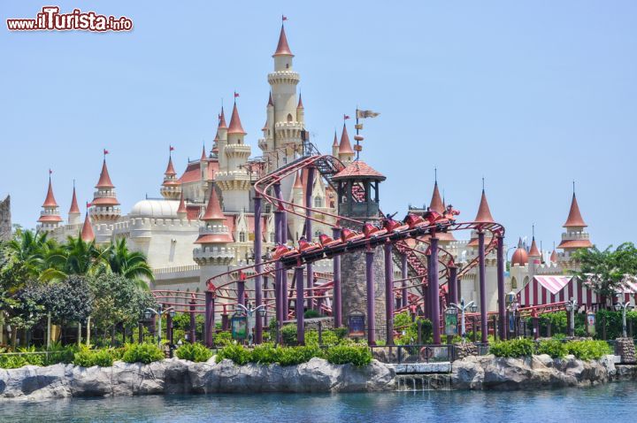 Immagine Montagne russe agli Universal Studios di Singapore. Dalle attrazioni per i bambini a quelle dedicate ad un pubblico più adulto: montage russe in primo piano per il parco a tema di Sentosa Island dove il divertimento è assicurato ad ogni età - © PokkO / Shutterstock.com