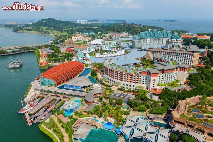 Immagine Panorama sul parco tematico di Sentosa Island a Singapore. Una bella veduta dall'alto delle attrazioni che compongono i 20 ettari degli Universal Studios di Singapore - © nattanan726 / Shutterstock.com