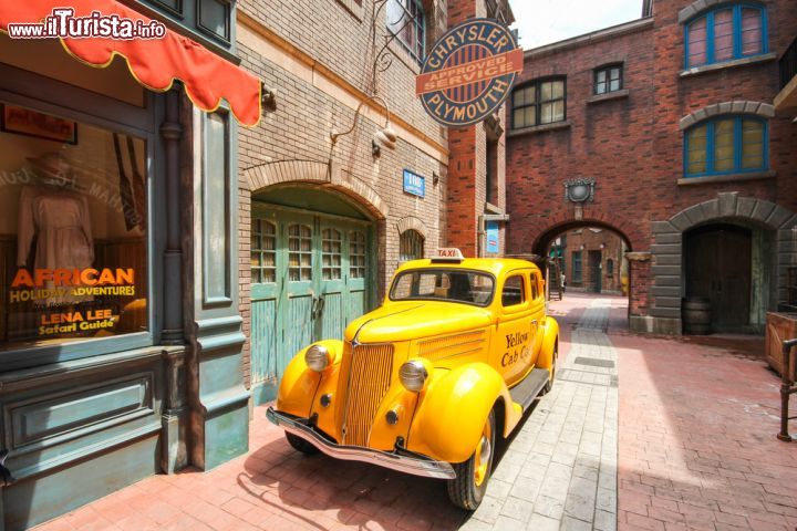 Immagine Parco a tema di Sentosa Island a Singapore. Gli Universal Studios, che si estendono su un'area di circa 20 ettari, sono suddivisi in sezioni tematiche: Hollywood, New York, Città Sci-Fi, Antico Egitto, Il Mondo Perduto, Molto Molto Lontano e Madagascar. Ciascuna ha il suo paesaggio caratteristico e attrazioni dedicate al divertimento. - © SATHIANPONG PHOOKIT / Shutterstock.com