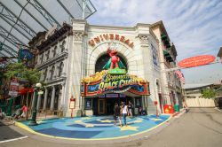 Attrazioni degli Universal Studios, Singapore. L'ingresso di "Spaghetti Space Chase", una delle tante attrazioni che si possono visitare agli Universal Studios - © SATHIANPONG ...