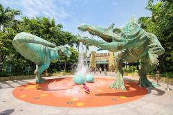 Dinosauri agli Universal Studios di Singapore. Per chi desidera tornare all'infanzia gli Universal Studios sono il luogo migliore: qui si possono incontrare mummie guerriere e dinosauri ...