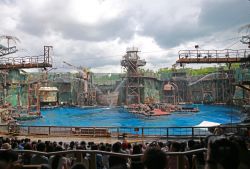 Pubblico al Water World degli Universal Studios di Singapore. Uno degli show quotidiani ospitati nel parco a tema dedicato al celebre film con Kevin Costner. Per una doccia assicurata scegliete ...