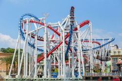 Roller coaster agli Universal Studios di Singapore. Se siete un professionista alla ricerca del brivido allacciate le cinture di sicurezza e divertitevi sulle montagne russe degli Universal ...