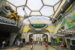 Sci-Fi City agli Universal Studios di Singapore. Qui si possono incontrare i celebri personaggi dei Transformers. Fra le attrazioni più apprezzate c'è Transformers: The Ride, ...