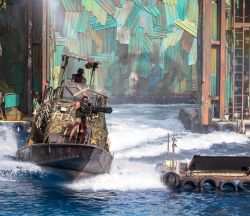 Spettacolo al WaterWorld di Singapore. Acrobazie, esplosioni, getti d'acqua e imbarcazioni improbabili a WaterWorld, travolgente spettacolo dal vivo ispirato al celebre film con Kevin Costner. ...