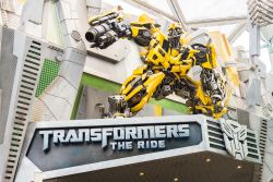 Transformers: the Ride agli Universal Studios, Singapore. Questa avvincente avventura utilizza animazione in 3D ad alta definizione per trasportare i visitatori in un mondo urbano dove si combatte ...