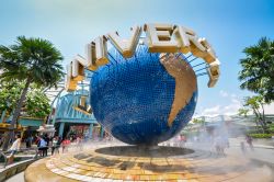 Universal Studios di Singapore. Tripudio di attrazioni, spettacoli, negozi e ristoranti tutti legati al tema dei grandi film hollywoodiani per il cuore spettacolare di Resorts World  rappresentato ...