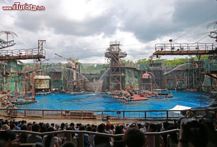 Immagine Pubblico al Water World degli Universal Studios di Singapore. Uno degli show quotidiani ospitati nel parco a tema dedicato al celebre film con Kevin Costner. Per una doccia assicurata scegliete un posto in prima fila - © Ibomber / Shutterstock.com