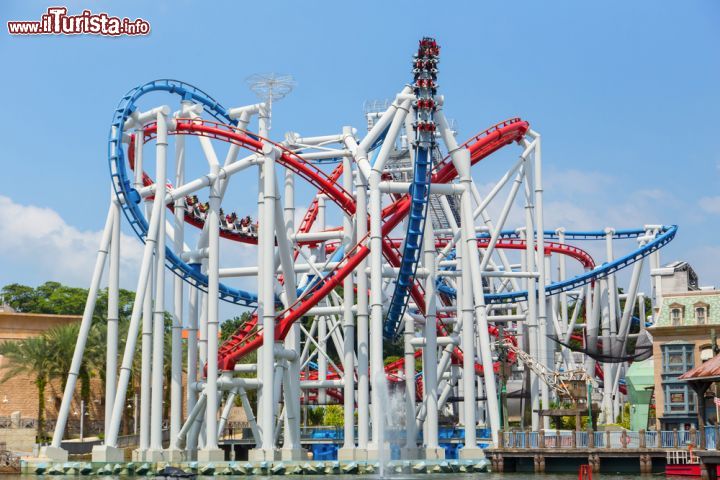Immagine Roller coaster agli Universal Studios di Singapore. Se siete un professionista alla ricerca del brivido allacciate le cinture di sicurezza e divertitevi sulle montagne russe degli Universal Studios. E se per qualche secondo riuscite a non urlare, godetevi il bel paesaggio che si ammira da lassù - © nattanan726 / Shutterstock.com