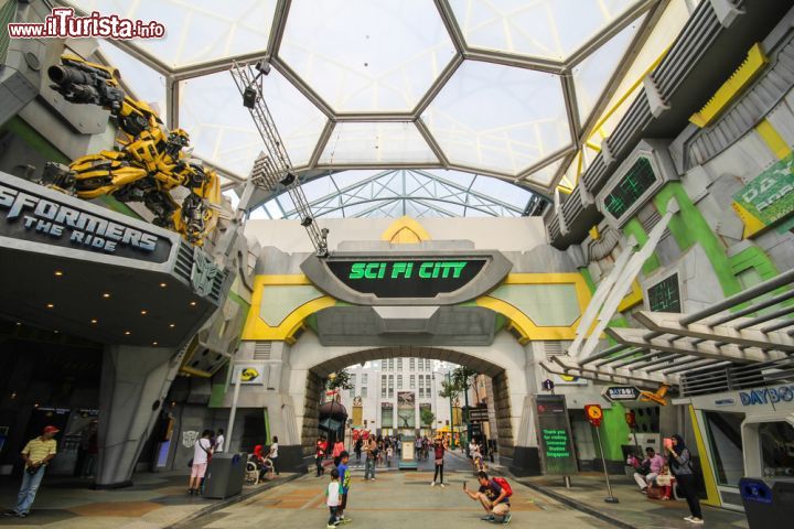 Immagine Sci-Fi City agli Universal Studios di Singapore. Qui si possono incontrare i celebri personaggi dei Transformers. Fra le attrazioni più apprezzate c'è Transformers: The Ride, la prima al mondo di questo genere inaugurata proprio a Singapore nel 2011. Questa giostra combina visuali in 3D, effetti sonori e robotica sensazionale - © SATHIANPONG PHOOKIT / Shutterstock.com