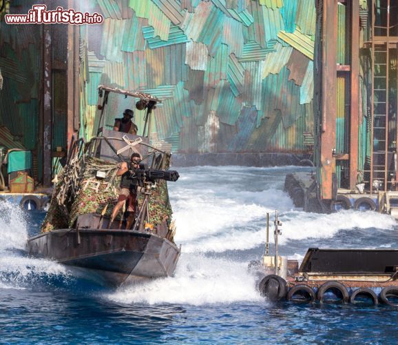 Immagine Spettacolo al WaterWorld di Singapore. Acrobazie, esplosioni, getti d'acqua e imbarcazioni improbabili a WaterWorld, travolgente spettacolo dal vivo ispirato al celebre film con Kevin Costner. In questa immagine uno stuntman in azione durante un'azione di guerra - © TZIDO SUN / Shutterstock.com