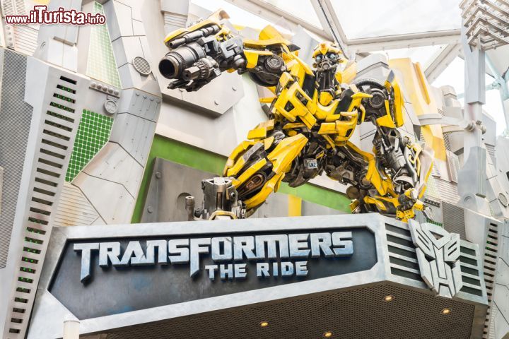 Immagine Transformers: the Ride agli Universal Studios, Singapore. Questa avvincente avventura utilizza animazione in 3D ad alta definizione per trasportare i visitatori in un mondo urbano dove si combatte con robot giganti, si affrontano inseguimenti ad alta velocità e si deve addirittura saltare dalla cima di un grattacielo. Un'esperienza a tutta adrenalina - © Everything / Shutterstock.com