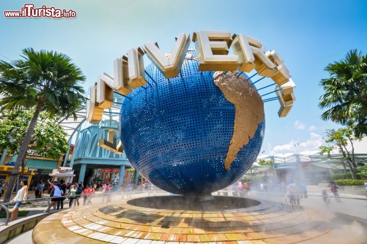 Immagine Universal Studios di Singapore. Tripudio di attrazioni, spettacoli, negozi e ristoranti tutti legati al tema dei grandi film hollywoodiani per il cuore spettacolare di Resorts World  rappresentato proprio da questo parco di Sentosa Island - © PokkO / Shutterstock.com