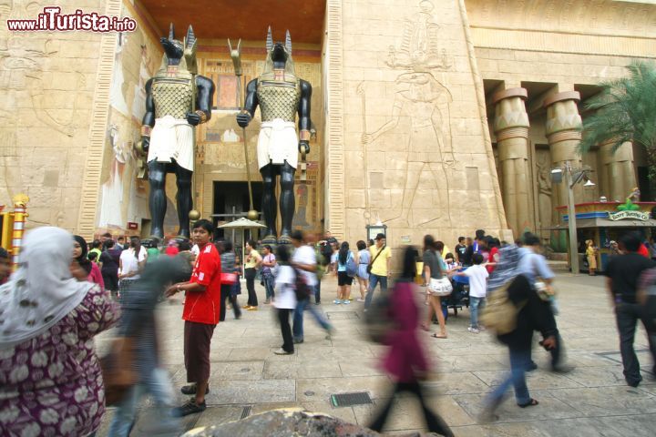 Immagine Visitatori all'Ancient Egypt di Singapore. Questa sezione a tema degli Universal Studios è dedicata al mondo dell'antico Egitto. La sua princiaple attrazione è Revenge of the Mummy, una montagna russa da brivido che viaggia nel buio fra curve e orribili apparizioni alla ricerca  del Libro dei Vivi - © reezuan / Shutterstock.com