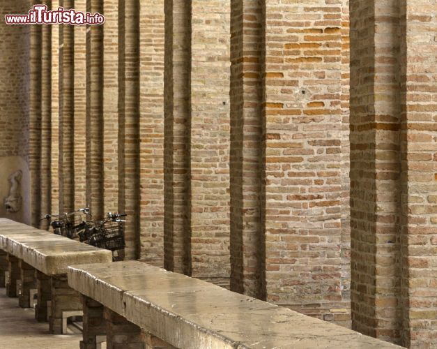 Immagine Dettaglio della struttura in mattoni che caratterizza la Vecchia Pescheria di Rimini, dove si svolgeva l'antico mercato del pesce della città romagnola - © Eder / Shutterstock.com