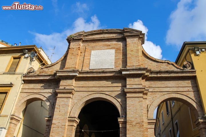 Immagine L'ingresso alla Vecchia Pescheria di Rimini in piazza Cavour. Restaurate di recente oggi sono il luogo privilegiato dai giovani riminesi che la scelgono come meta del loro ritrovo serale per un aperativo in centro. Vengono utilizzata anche come luogo privilegiato per i mercatini - © Nick_Nick / Shutterstock.com