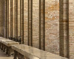 Dettaglio della struttura in mattoni che caratterizza la Vecchia Pescheria di Rimini, dove si svolgeva l'antico mercato del pesce della città romagnola - © Eder / Shutterstock.com ...