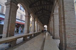 Il doppio portico della Vecchia Pescheria di Rimini. Il pesce veniva esposto sui banconi di marmo che vedete sul lato sinistro dell'immagine