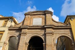 L'ingresso alla Vecchia Pescheria di Rimini in piazza Cavour. Restaurate di recente oggi sono il luogo privilegiato dai giovani riminesi che la scelgono come meta del loro ritrovo serale ...