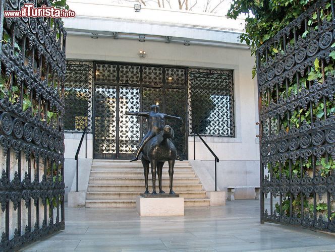 Immagine La cancellata in ferro battuto all'ingresso del palazzo Venier dei Leoni: qui si trova la Collezione Peggy Guggenheim  di Venezia, al numero 701 del sestriere Dorsoduro - © Edal - CC BY-SA 3.0 - Wikipedia