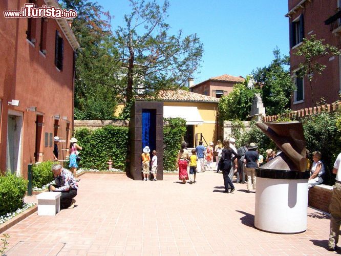 Immagine Il cortile di Palazzo Venier del Leoni, e i visitatori del Museo Peggy Guggenheim di Venezia - © Adriano - CC BY-SA 3.0 - Wikipedia