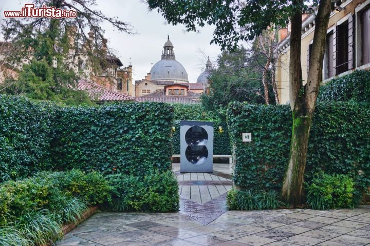 Immagine Il giardino di sculture Nasher, all'interno di Palazzo Venier dei Leoni, fa parte del percoso di visita del museo Peggy Guggenheim di Venezia - © EQRoy / Shutterstock.com