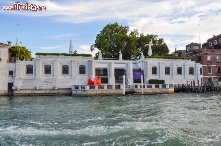 Immagine Il museo d'arte moderna della Collezione di Peggy Guggenheim, fotografato dal Canal Grande di Venezia. Si trova nel Palazzo Venier dei Leoni, al civico 701 del sestriere di Dorsoduro - © s74 / Shutterstock.com