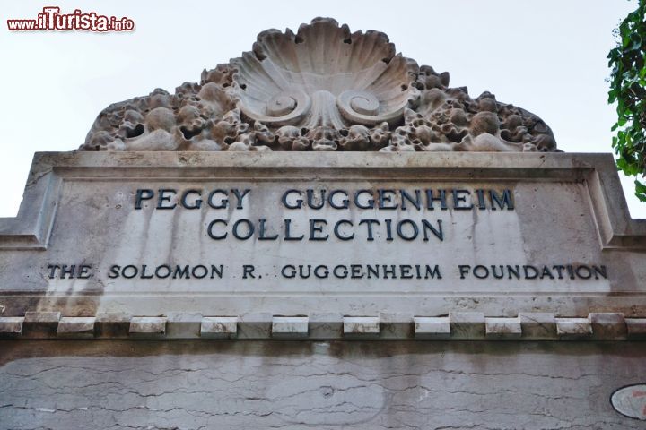 Immagine Palazzo Venier dei Leoni, Venezia: l'insegna ci ricorda che qui si trova il museo d'arte moderna che espone la collezione di Peggy Guggenheim - © EQRoy / Shutterstock.com