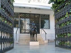 La cancellata in ferro battuto all'ingresso del palazzo Venier dei Leoni: qui si trova la Collezione Peggy Guggenheim  di Venezia, al numero 701 del sestriere Dorsoduro - © Edal ...