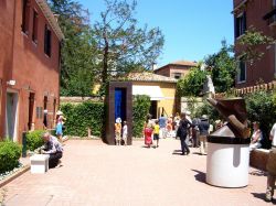 Il cortile di Palazzo Venier del Leoni, e i visitatori del Museo Peggy Guggenheim di Venezia - © Adriano - CC BY-SA 3.0 - Wikipedia