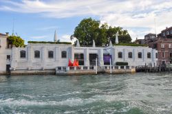 Il museo d'arte moderna della Collezione di Peggy Guggenheim, fotografato dal Canal Grande di Venezia. Si trova nel Palazzo Venier dei Leoni, al civico 701 del sestriere di Dorsoduro ...