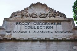 Palazzo Venier dei Leoni, Venezia: l'insegna ci ricorda che qui si trova il museo d'arte moderna che espone la collezione di Peggy Guggenheim - © EQRoy / Shutterstock.com 