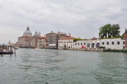 Vista del Canal Grande e il Palazzo Venier dei Leoni a Venezia: Quest'ultimo, a destra nella foto, ospita il museo di arte moderna che rimane  posizionato tra  la Basilica di Santa ...