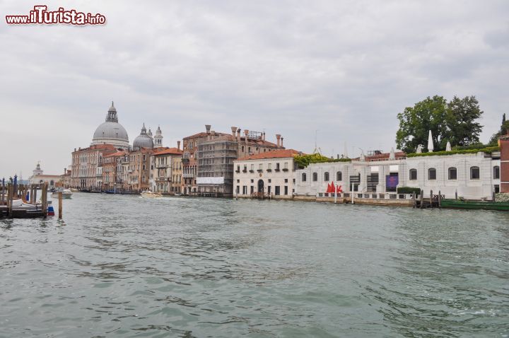 Immagine Vista del Canal Grande e il Palazzo Venier dei Leoni a Venezia: Quest'ultimo, a destra nella foto, ospita il museo di arte moderna che rimane  posizionato tra  la Basilica di Santa Maria della Salute (a sinistra nella foto) e il Ponte dell’Accademia- © s74 / Shutterstock.com