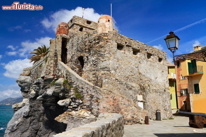 Immagine La rocca sul mare di Camogli chiamata Castello della Dragonata si affaccia a strapiombo sulla riviera di Levante in liguria - © Antonio S / Shutterstock.com