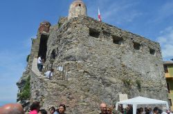 Turisti in visita a Castel Dragone la fortezza di Camogli