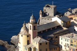 Vista panoramica del centro di Camogli e il suo castello - © Alexander Chaikin / Shutterstock.com