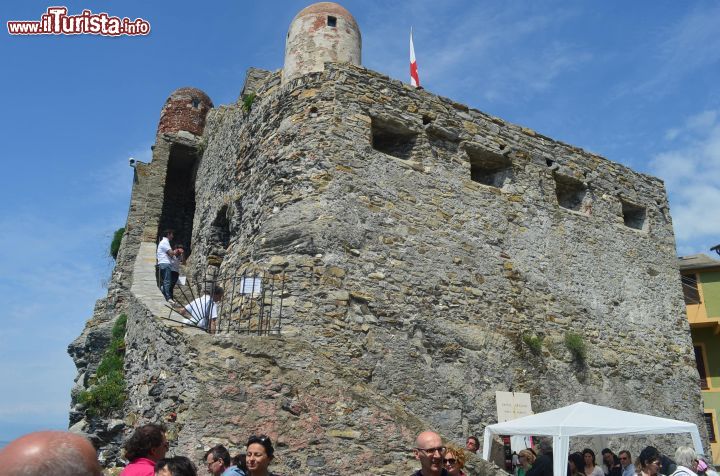 Immagine Turisti in visita a Castel Dragone la fortezza di Camogli