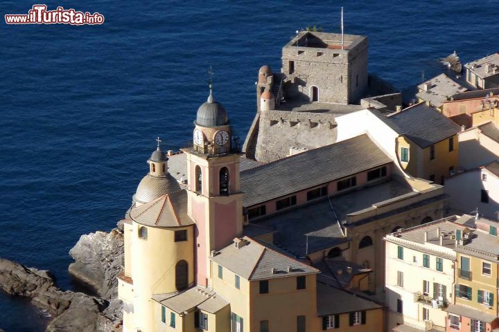 Immagine Vista panoramica del centro di Camogli e il suo castello - © Alexander Chaikin / Shutterstock.com