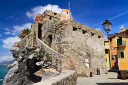 La rocca sul mare di Camogli chiamata Castello della Dragonata si affaccia a strapiombo sulla riviera di Levante in liguria - © Antonio S / Shutterstock.com