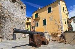 Uno dei cannoni del Castello della Dragonara a Camogli