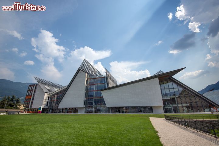 Immagine L'edificio moderno del museo della Scienza, il MUSE di Trento, è un punto di riferimento per le famiglie in visita al capoluogo del Trentino Alto Adige. Il suo design moderno e funzionale si deve all'architetto Renzo Piano - © pio3 / Shutterstock.com