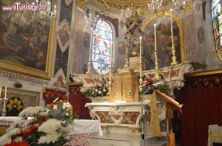 Immagine Un Altare marmoreo all'interno della  Basilica di Camogli - © Samuele Pasquino