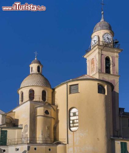 Immagine Campanile e cupola della basilica di Santa Maria Assunta a Camogli - © Fabio Lotti / Shutterstock.com