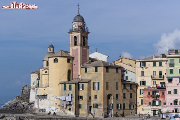 Immagine Il centro di Camogli e la chiesa barocca della Basilica di Santa Maria Assunta - © Andrea Izzotti / Shutterstock.com