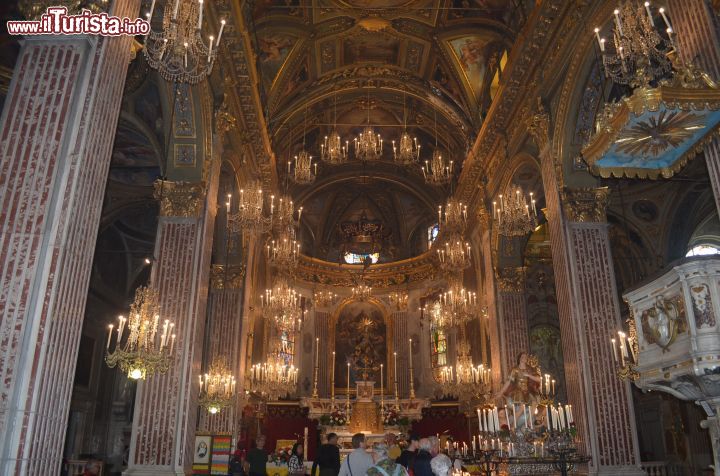 Immagine La navata centrale in stile barocco della Basilica di Santa Maria Assunta di Camogli - © Samuele Pasquino