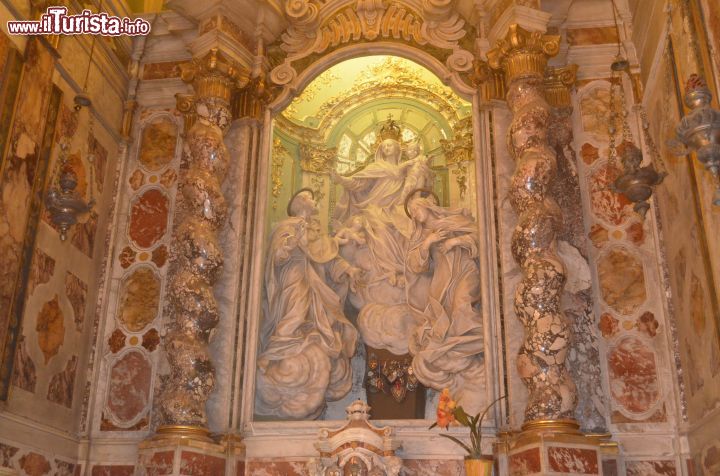 Immagine Nicchia con scultura di Vergine col Bambino, interno della Basilica di Camogli - © Samuele Pasquino