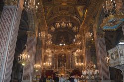La navata centrale in stile barocco della Basilica di Santa Maria Assunta di Camogli - © Samuele Pasquino