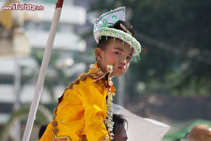 Immagine Bimbo portato in spalla alla cerimonia di noviziato presso la Botataung Paya Yangon Birmania - © Roberto Cornacchia / www.robertocornacchia.com