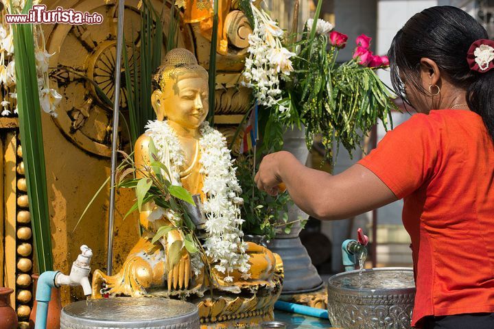 Immagine Devota asperge statua Buddha presso la Botataung Paya di Yangon, la capitale della Birmania - © Roberto Cornacchia / www.robertocornacchia.com